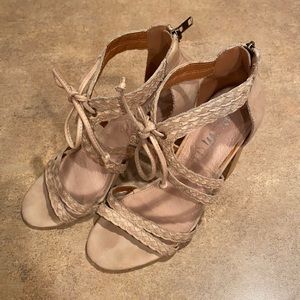 Women’s Mi, I’m shoes size 9